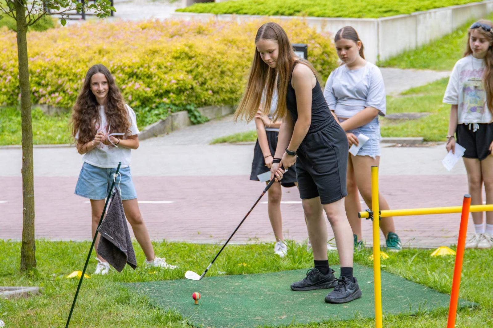 Zdjęcie w galerii na portalu naszwodzislaw.com: Golf łączy pokolenia. Wspólny trening uczniów i seniorów w Wodzisławiu wiadomości z regionu