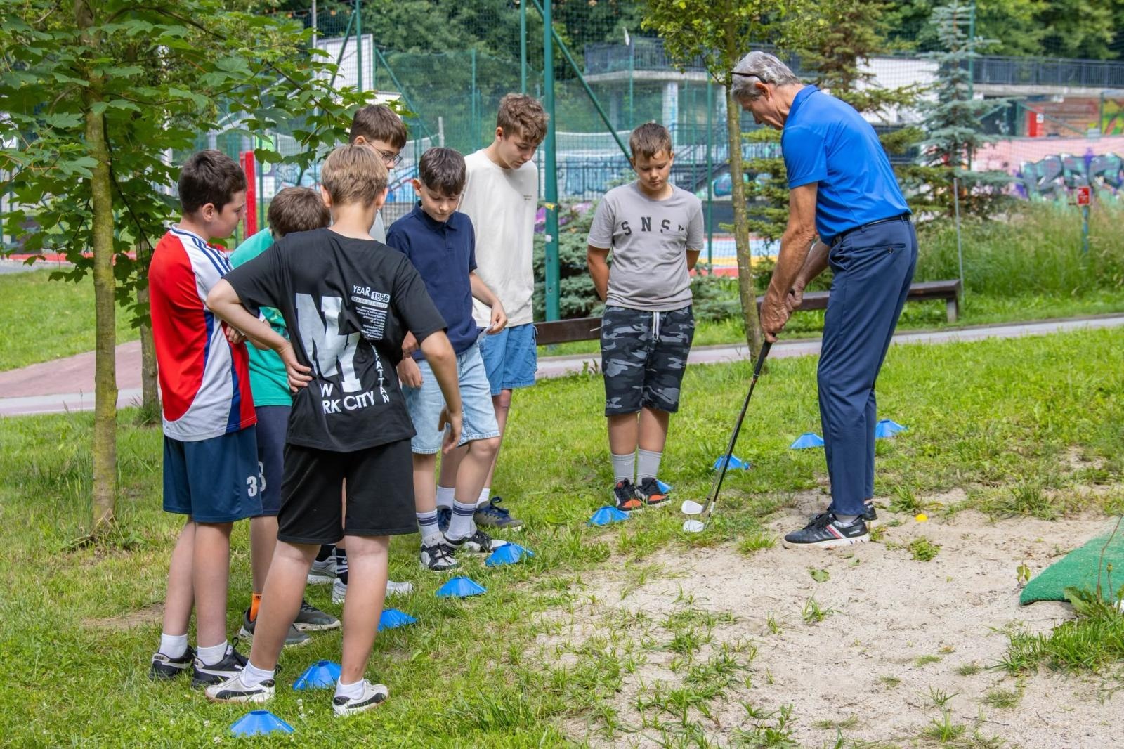 Zdjęcie w galerii na portalu naszwodzislaw.com: Golf łączy pokolenia. Wspólny trening uczniów i seniorów w Wodzisławiu wiadomości z regionu