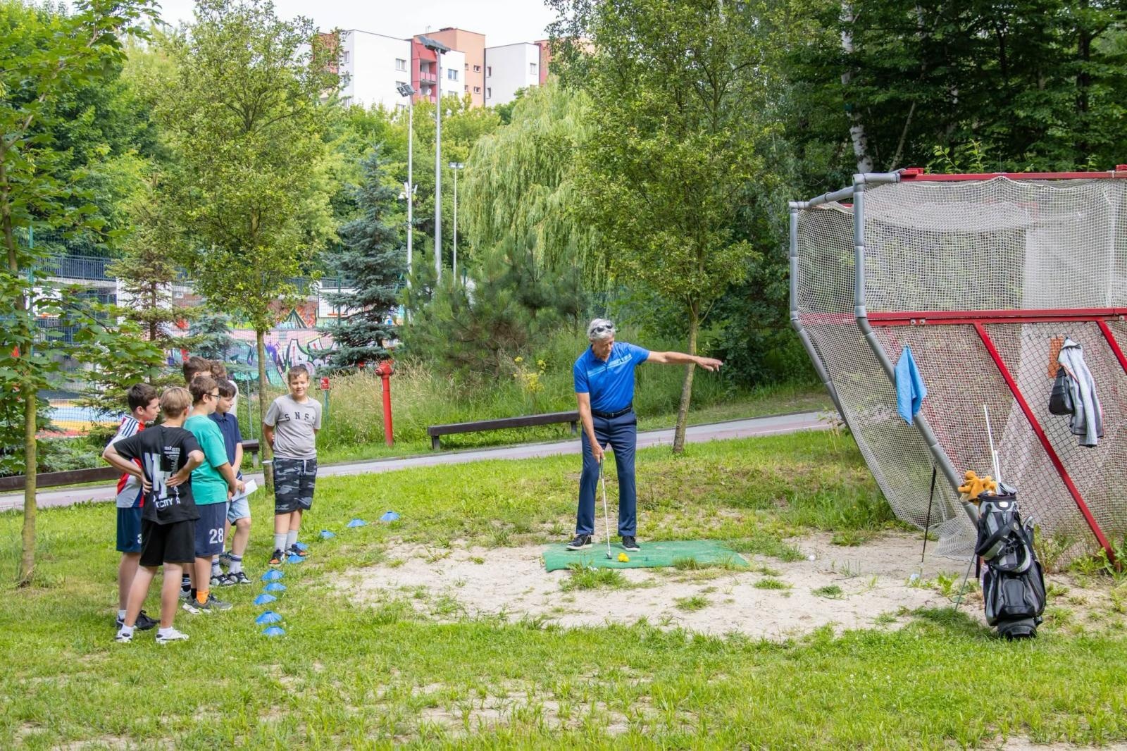Zdjęcie w galerii na portalu naszwodzislaw.com: Golf łączy pokolenia. Wspólny trening uczniów i seniorów w Wodzisławiu wiadomości z regionu