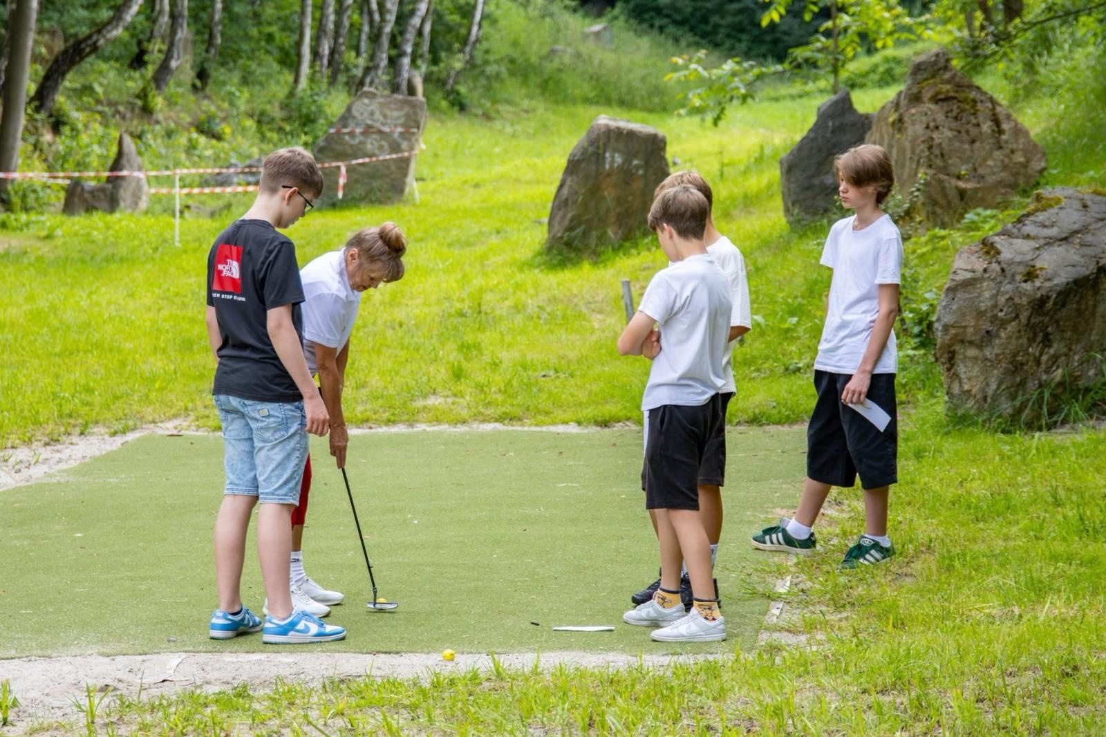Zdjęcie w galerii na portalu naszwodzislaw.com: Golf łączy pokolenia. Wspólny trening uczniów i seniorów w Wodzisławiu wiadomości z regionu