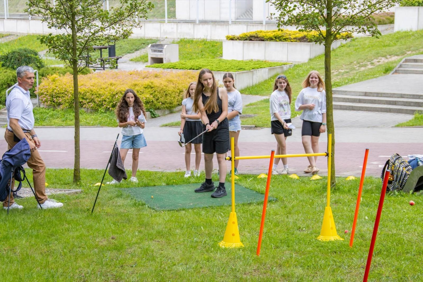 Zdjęcie w galerii na portalu naszwodzislaw.com: Golf łączy pokolenia. Wspólny trening uczniów i seniorów w Wodzisławiu wiadomości z regionu