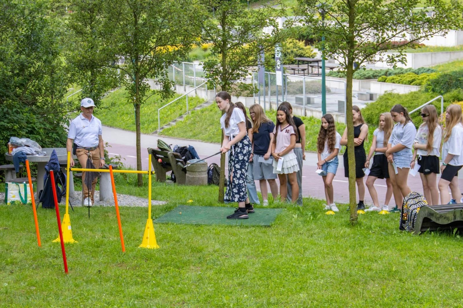 Zdjęcie w galerii na portalu naszwodzislaw.com: Golf łączy pokolenia. Wspólny trening uczniów i seniorów w Wodzisławiu wiadomości z regionu