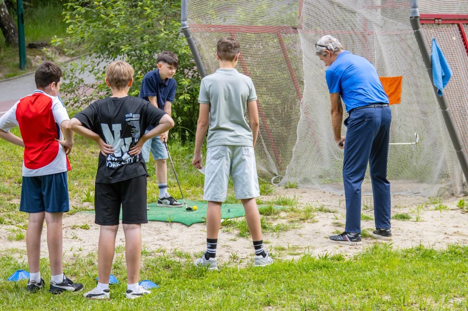 Zdjęcie w galerii na portalu naszwodzislaw.com: Golf łączy pokolenia. Wspólny trening uczniów i seniorów w Wodzisławiu wiadomości z regionu