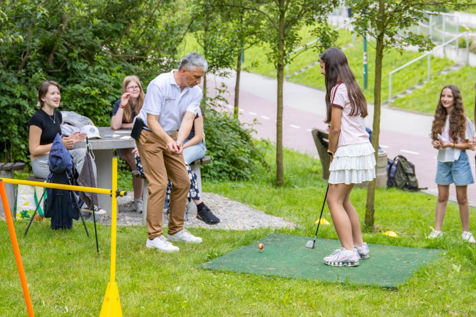 Zdjęcie w galerii na portalu naszwodzislaw.com: Golf łączy pokolenia. Wspólny trening uczniów i seniorów w Wodzisławiu wiadomości z regionu