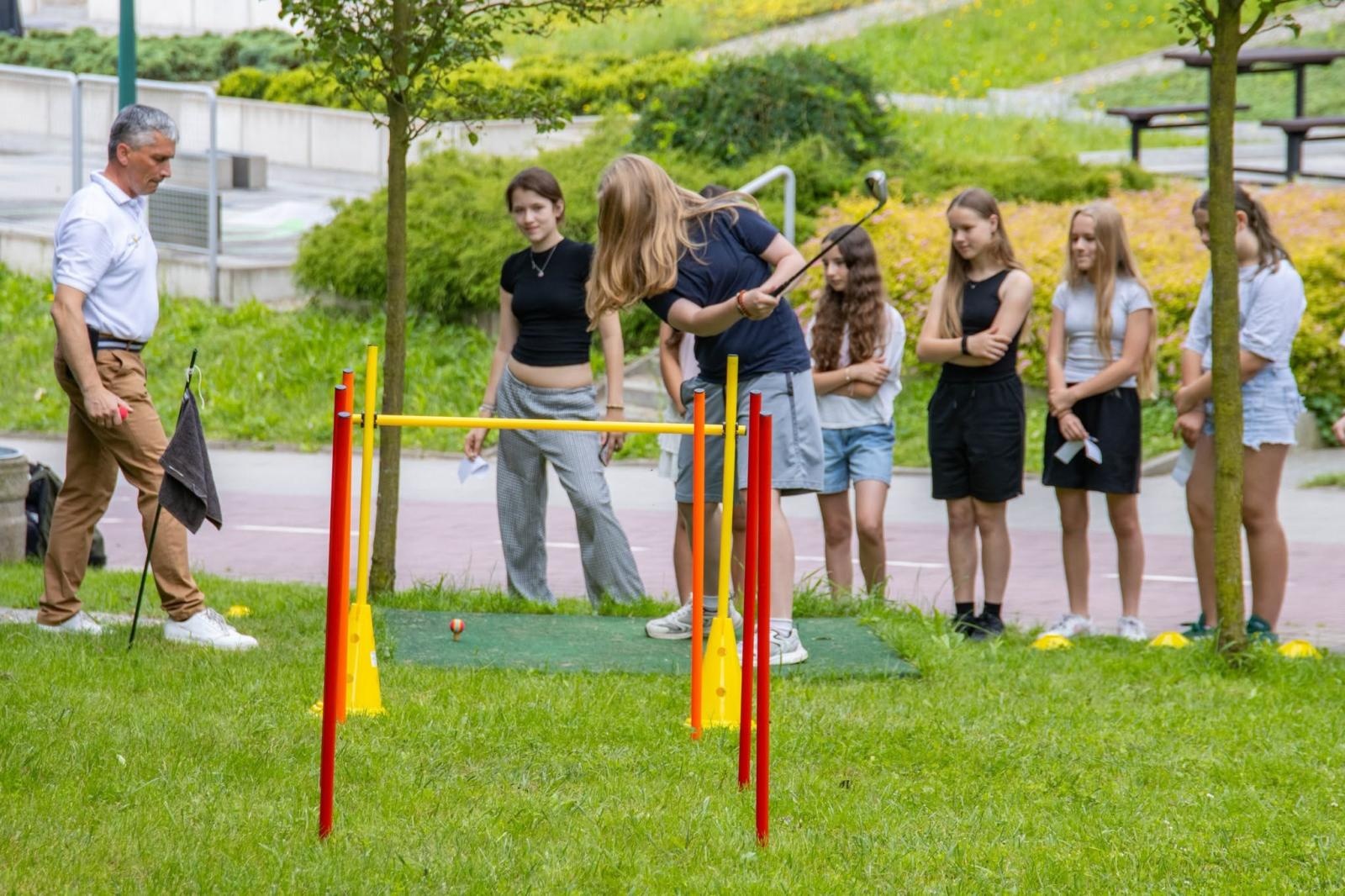 Zdjęcie w galerii na portalu naszwodzislaw.com: Golf łączy pokolenia. Wspólny trening uczniów i seniorów w Wodzisławiu wiadomości z regionu