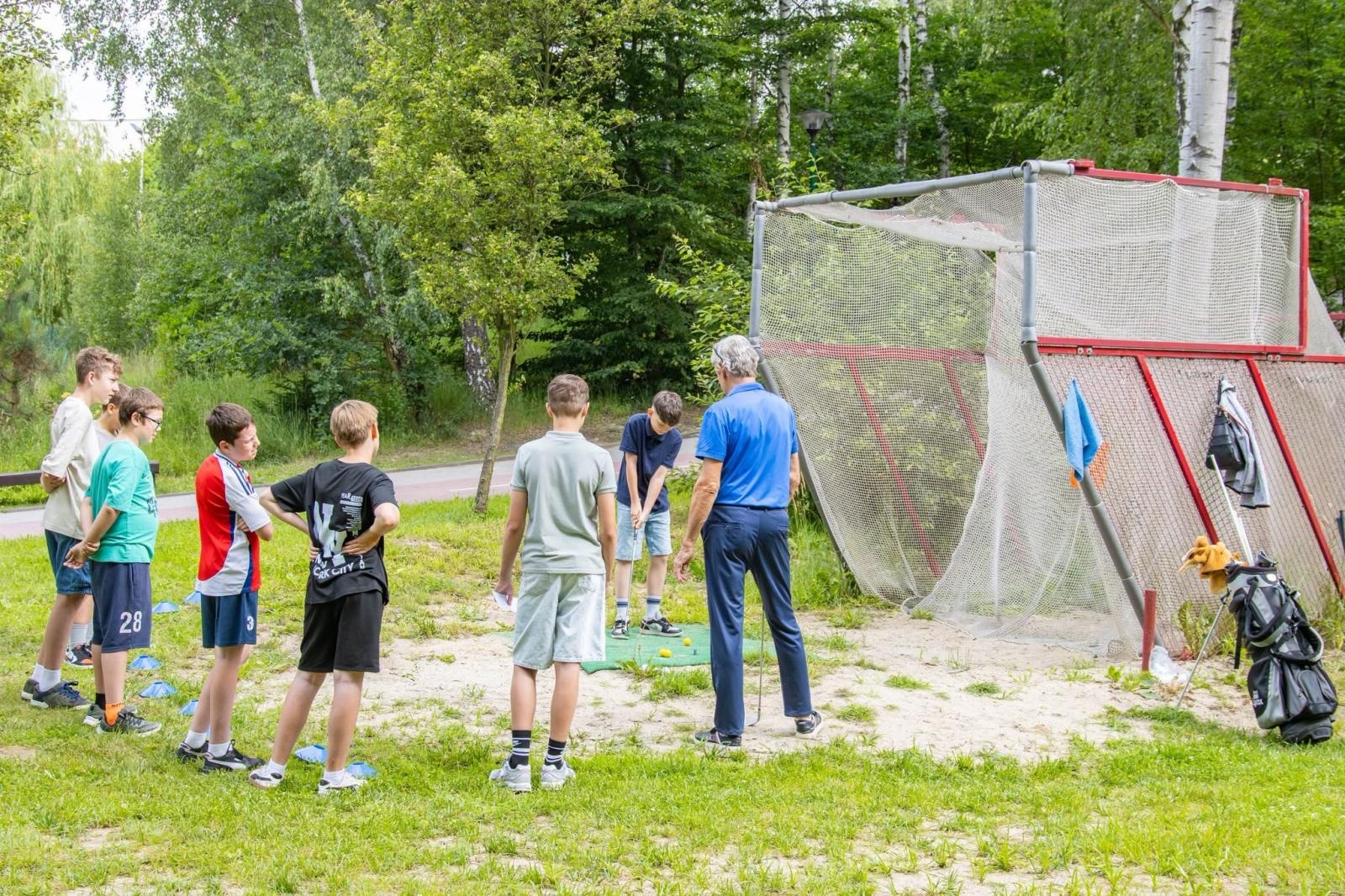 Zdjęcie w galerii na portalu naszwodzislaw.com: Golf łączy pokolenia. Wspólny trening uczniów i seniorów w Wodzisławiu wiadomości z regionu