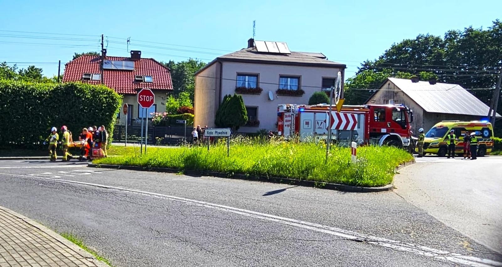 Zdjęcie w galerii na portalu naszwodzislaw.com: Dramatyczne sceny w Gorzycach. Po zderzeniu aut konieczna była interwencja LPR wiadomości z regionu