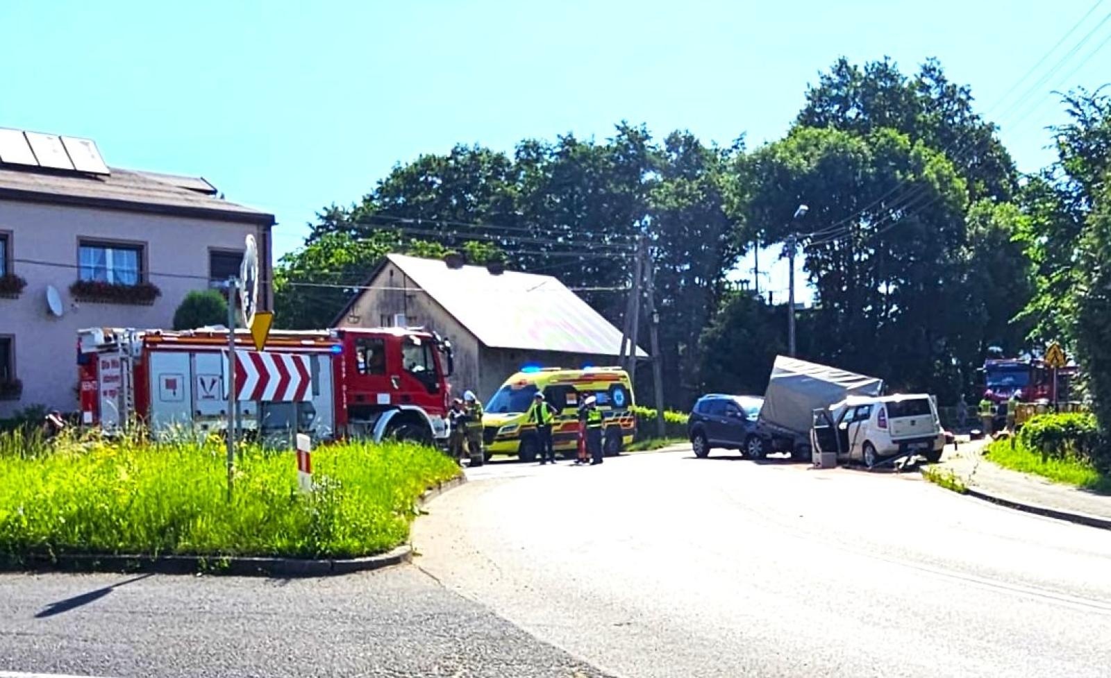 Zdjęcie w galerii na portalu naszwodzislaw.com: Dramatyczne sceny w Gorzycach. Po zderzeniu aut konieczna była interwencja LPR wiadomości z regionu