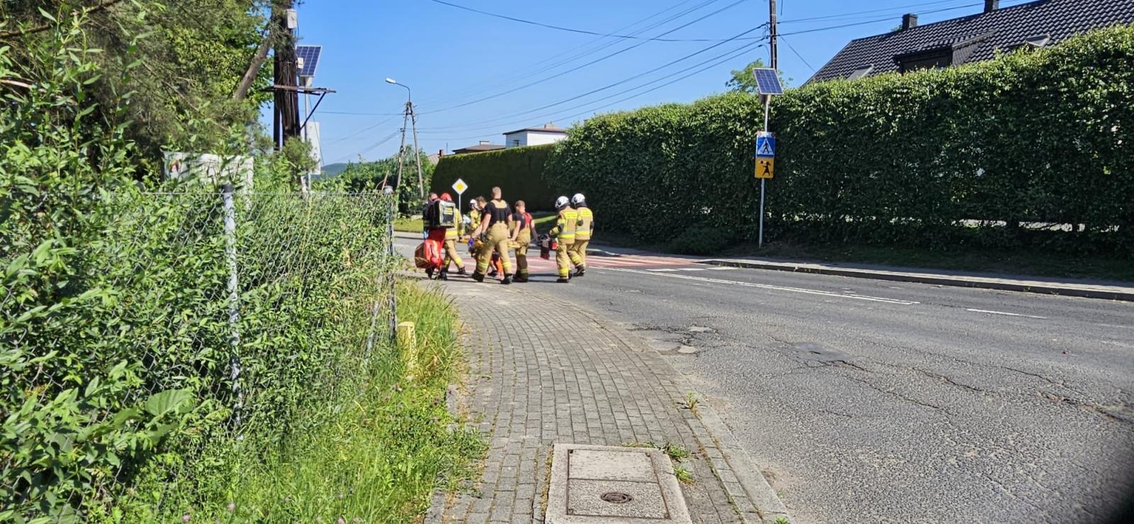 Zdjęcie w galerii na portalu naszwodzislaw.com: Dramatyczne sceny w Gorzycach. Po zderzeniu aut konieczna była interwencja LPR wiadomości z regionu