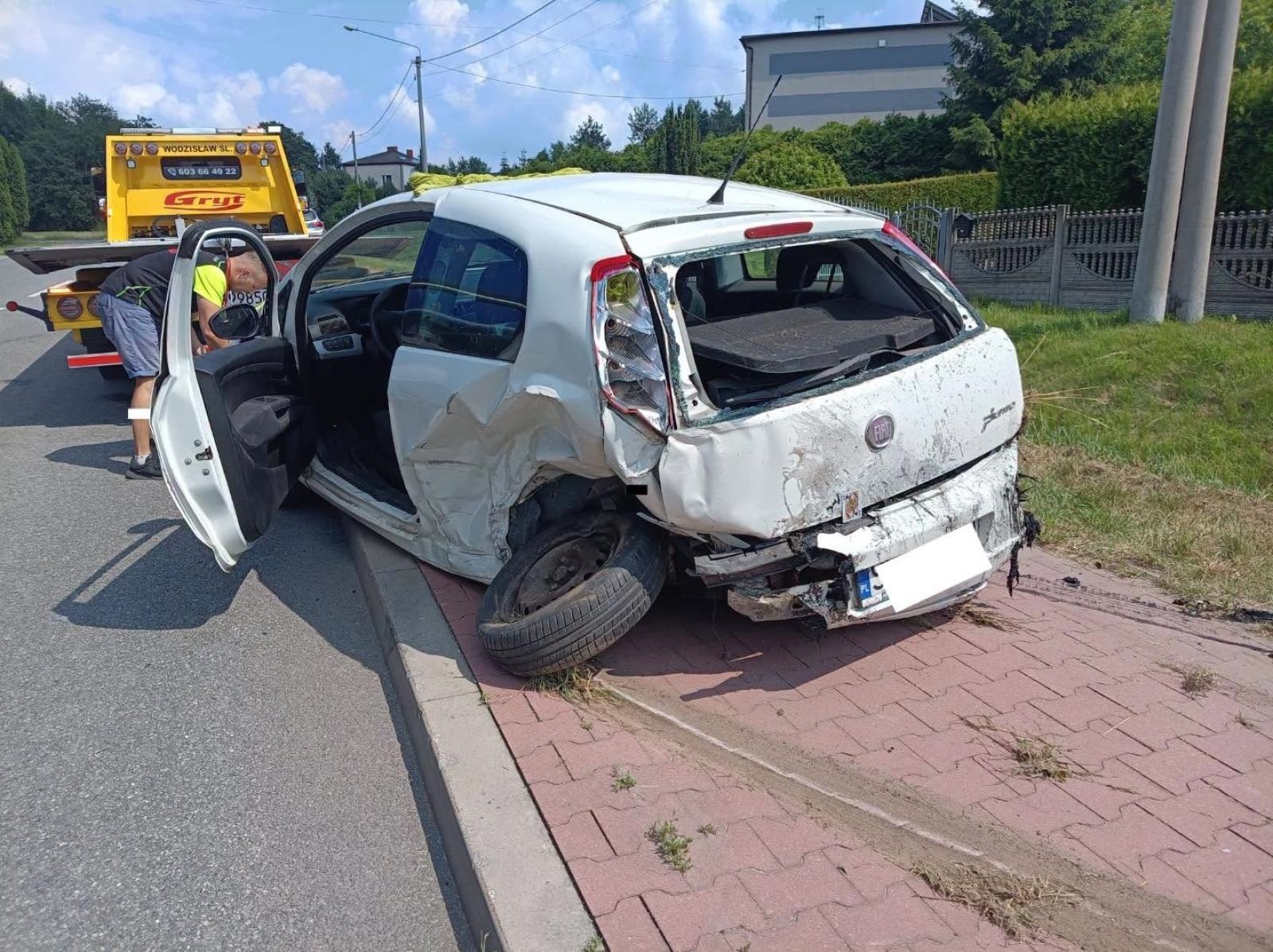 Zdjęcie w galerii na portalu naszwodzislaw.com: Zderzenie dwóch samochodów w Wodzisławiu Śląskim. Dwie osoby w szpitalu wiadomości z regionu