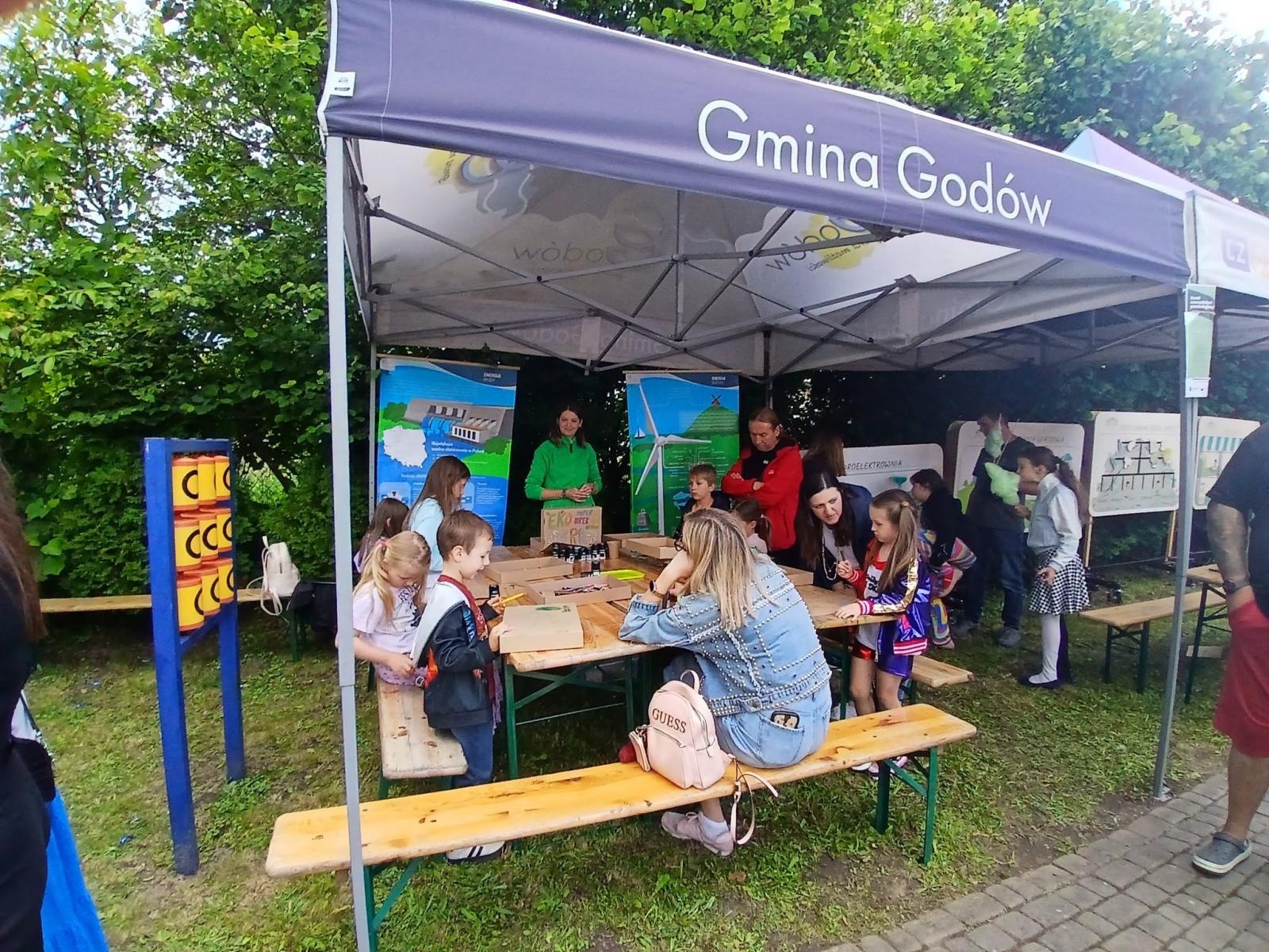Zdjęcie w galerii na portalu naszwodzislaw.com: Ekologia na wyciągnięcie ręki. Mieszkańcy Podbucza poznawali tajniki zielonej energii wiadomości z regionu