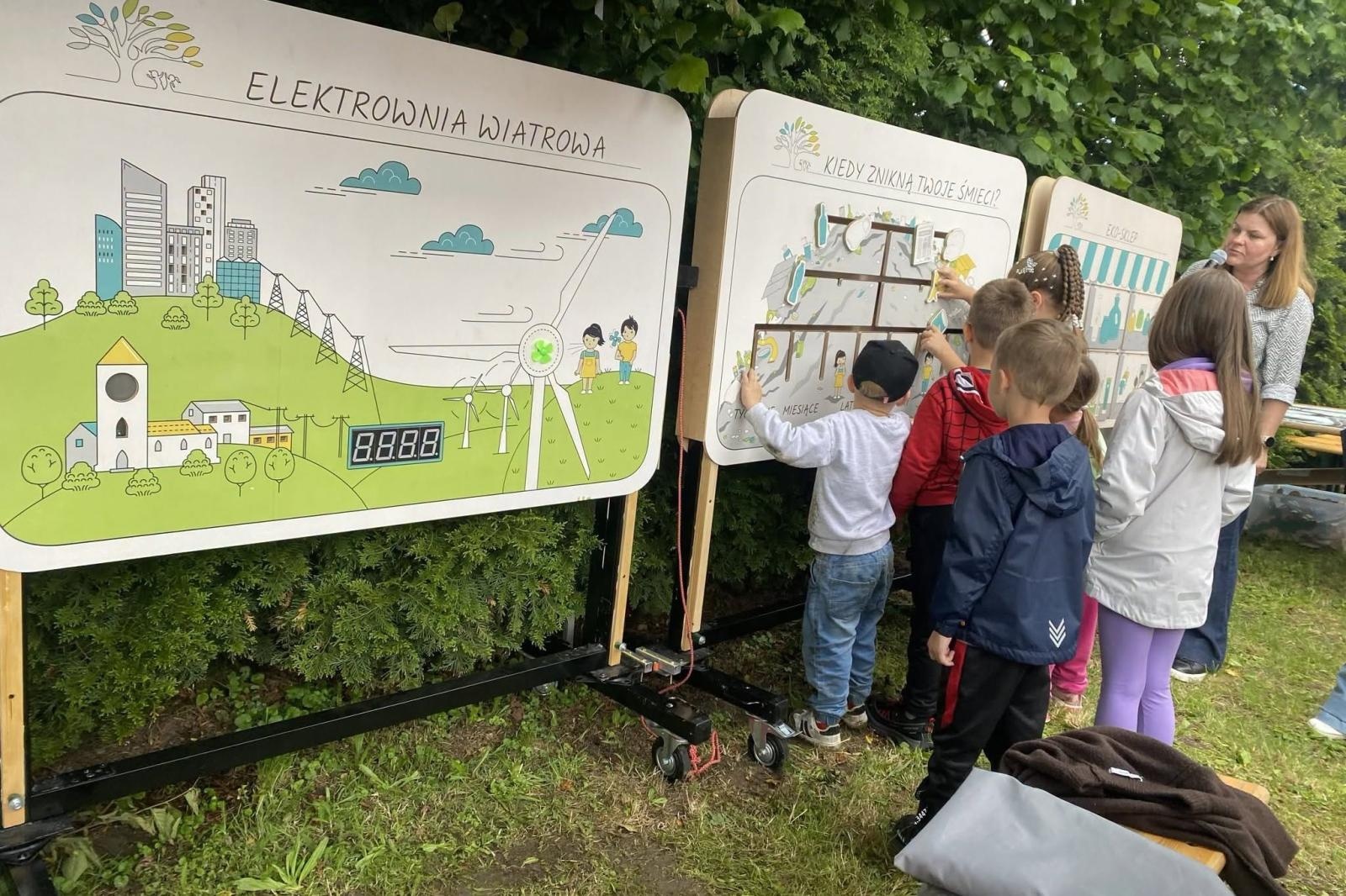 Zdjęcie w galerii na portalu naszwodzislaw.com: Ekologia na wyciągnięcie ręki. Mieszkańcy Podbucza poznawali tajniki zielonej energii wiadomości z regionu