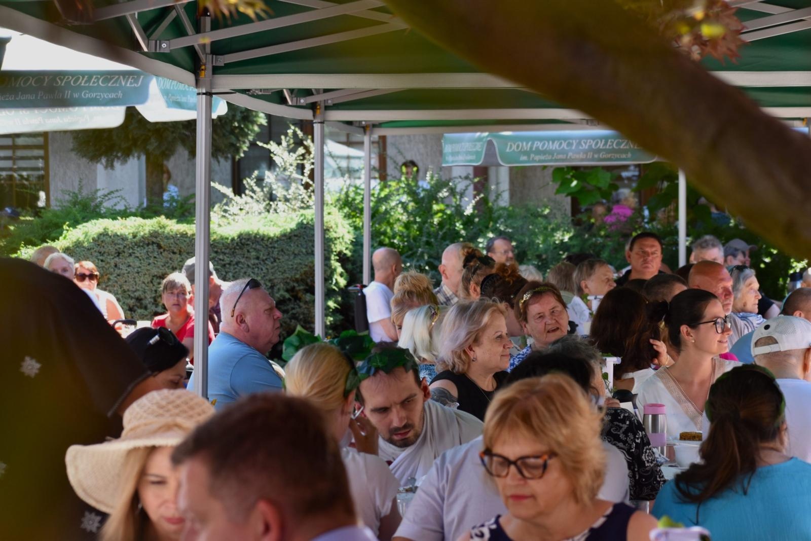 Zdjęcie w galerii na portalu naszwodzislaw.com: Kalimera, Gorzyce! Mieszkańcy DPS świętowali początek lata w greckim klimacie wiadomości z regionu