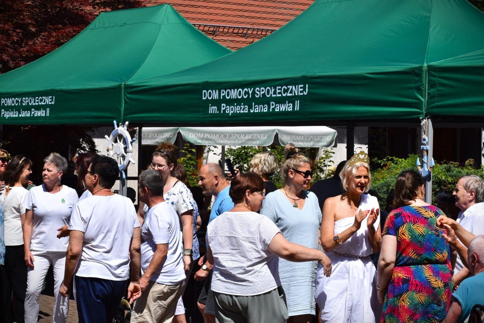 Zdjęcie w galerii na portalu naszwodzislaw.com: Kalimera, Gorzyce! Mieszkańcy DPS świętowali początek lata w greckim klimacie wiadomości z regionu