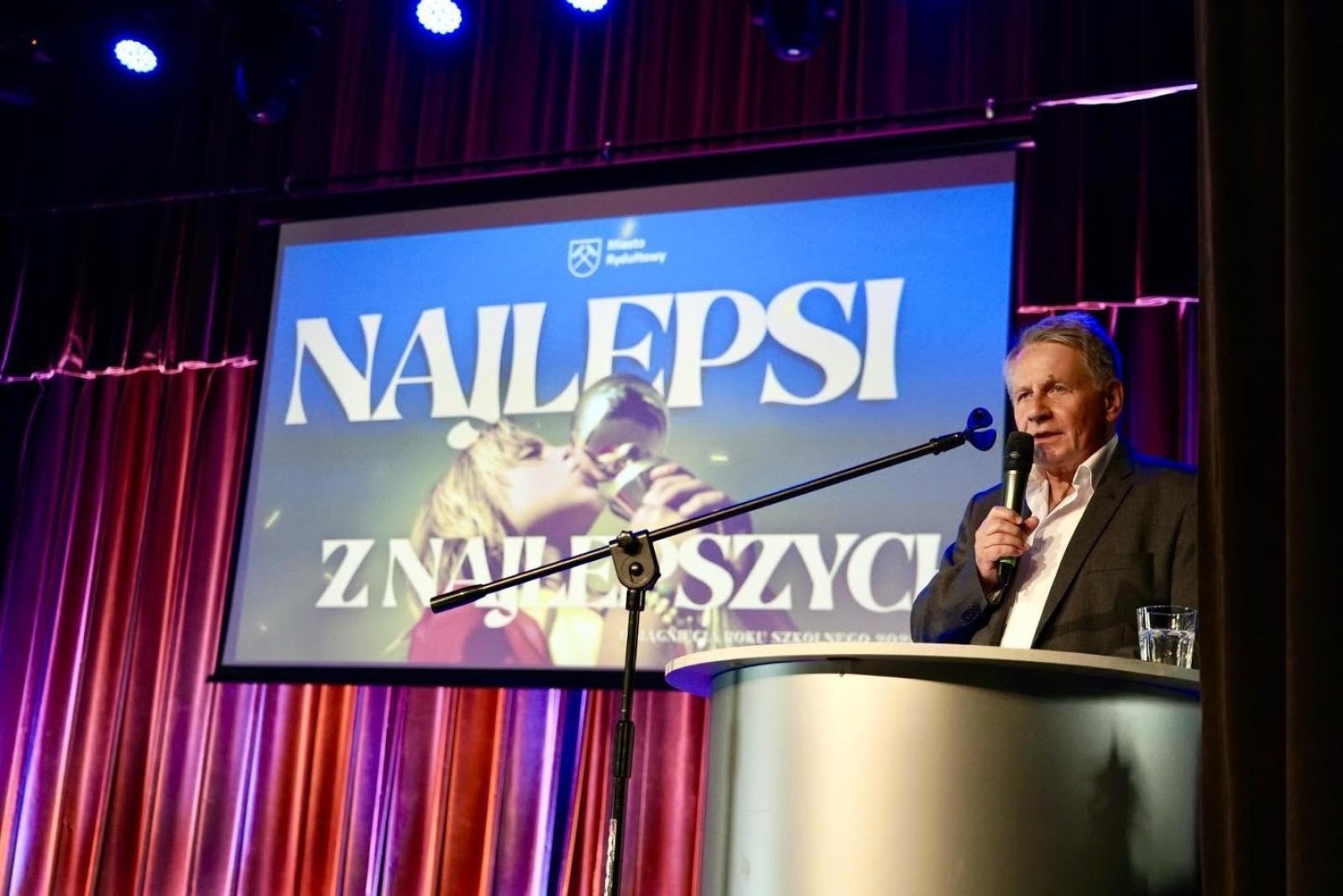 Zdjęcie w galerii na portalu naszwodzislaw.com: Najlepsi z najlepszych w Rydułtowach. Blisko 120 uczniów nagrodzonych za wybitne osiągnięcia wiadomości z regionu