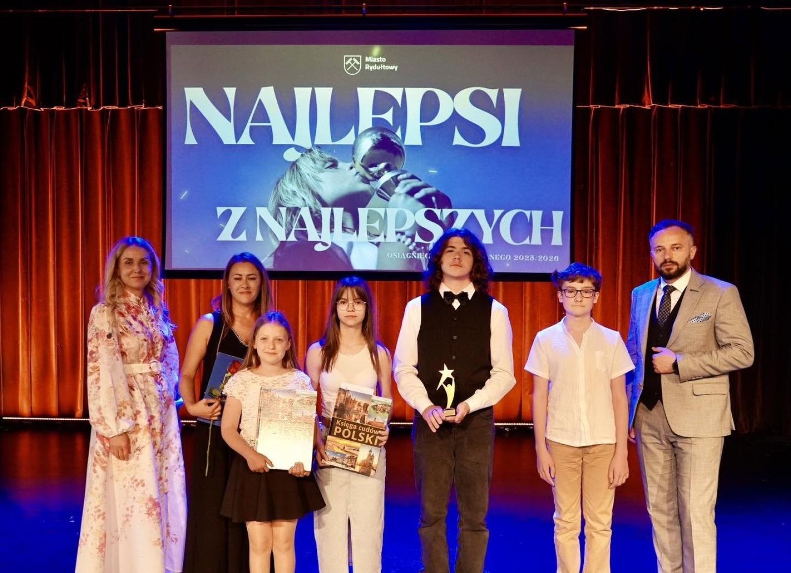 Zdjęcie w galerii na portalu naszwodzislaw.com: Najlepsi z najlepszych w Rydułtowach. Blisko 120 uczniów nagrodzonych za wybitne osiągnięcia wiadomości z regionu