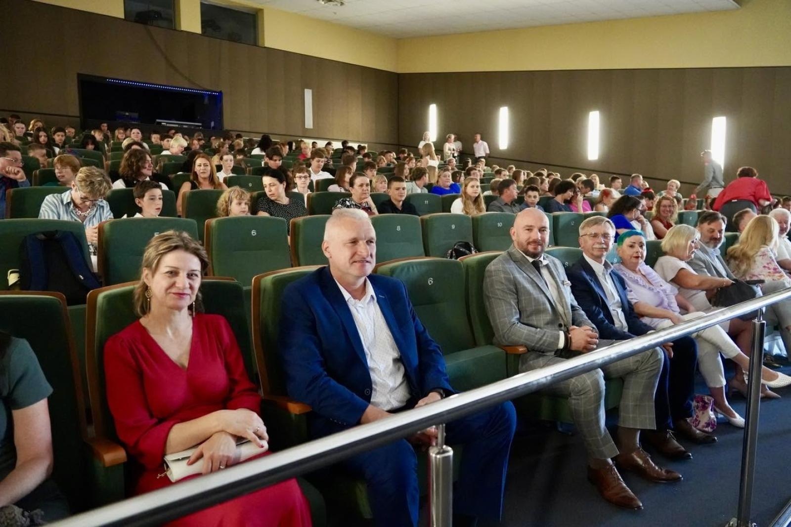 Zdjęcie w galerii na portalu naszwodzislaw.com: Najlepsi z najlepszych w Rydułtowach. Blisko 120 uczniów nagrodzonych za wybitne osiągnięcia wiadomości z regionu