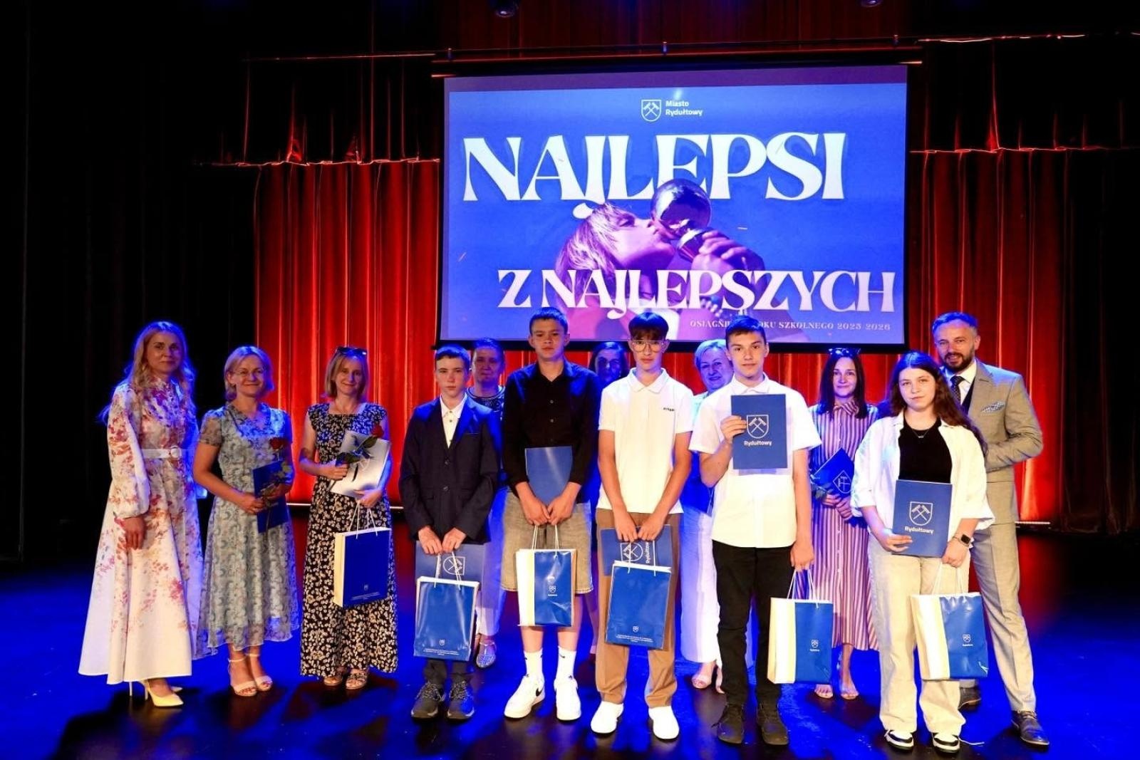 Zdjęcie w galerii na portalu naszwodzislaw.com: Najlepsi z najlepszych w Rydułtowach. Blisko 120 uczniów nagrodzonych za wybitne osiągnięcia wiadomości z regionu