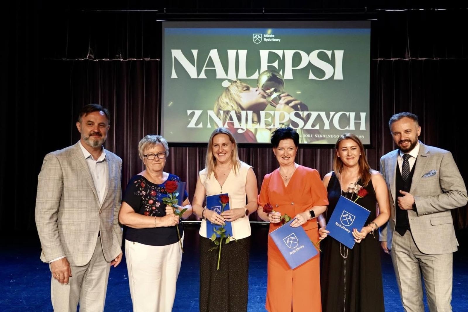 Zdjęcie w galerii na portalu naszwodzislaw.com: Najlepsi z najlepszych w Rydułtowach. Blisko 120 uczniów nagrodzonych za wybitne osiągnięcia wiadomości z regionu