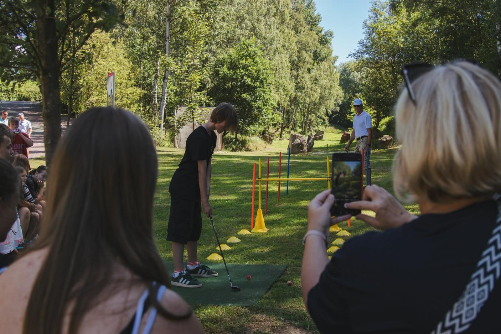 Zdjęcie w galerii na portalu naszwodzislaw.com: Golf zamiast smartfonów. Międzypokoleniowe zajęcia przyciągają młodych wodzisławian wiadomości z regionu