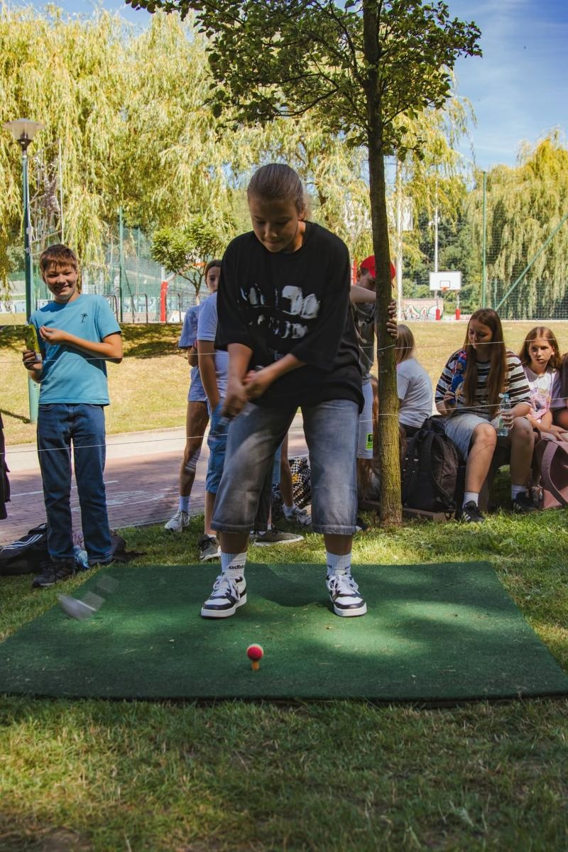 Zdjęcie w galerii na portalu naszwodzislaw.com: Golf zamiast smartfonów. Międzypokoleniowe zajęcia przyciągają młodych wodzisławian wiadomości z regionu
