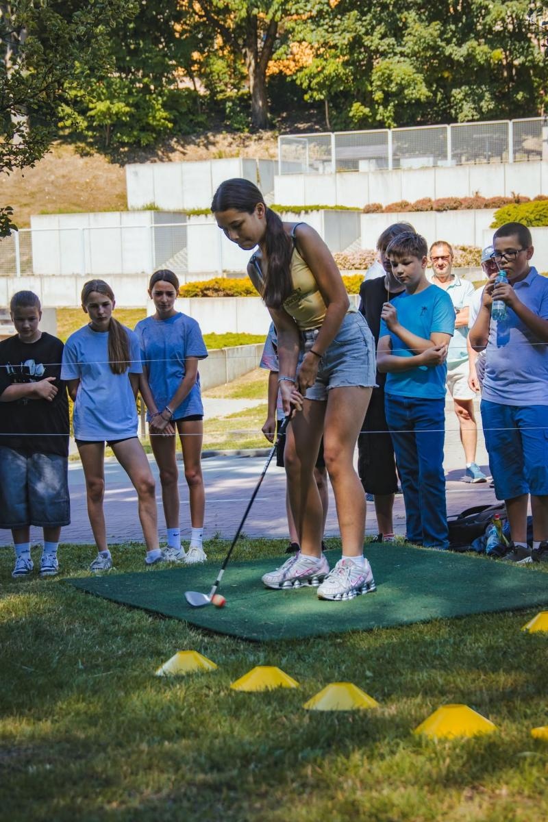 Zdjęcie w galerii na portalu naszwodzislaw.com: Golf zamiast smartfonów. Międzypokoleniowe zajęcia przyciągają młodych wodzisławian wiadomości z regionu