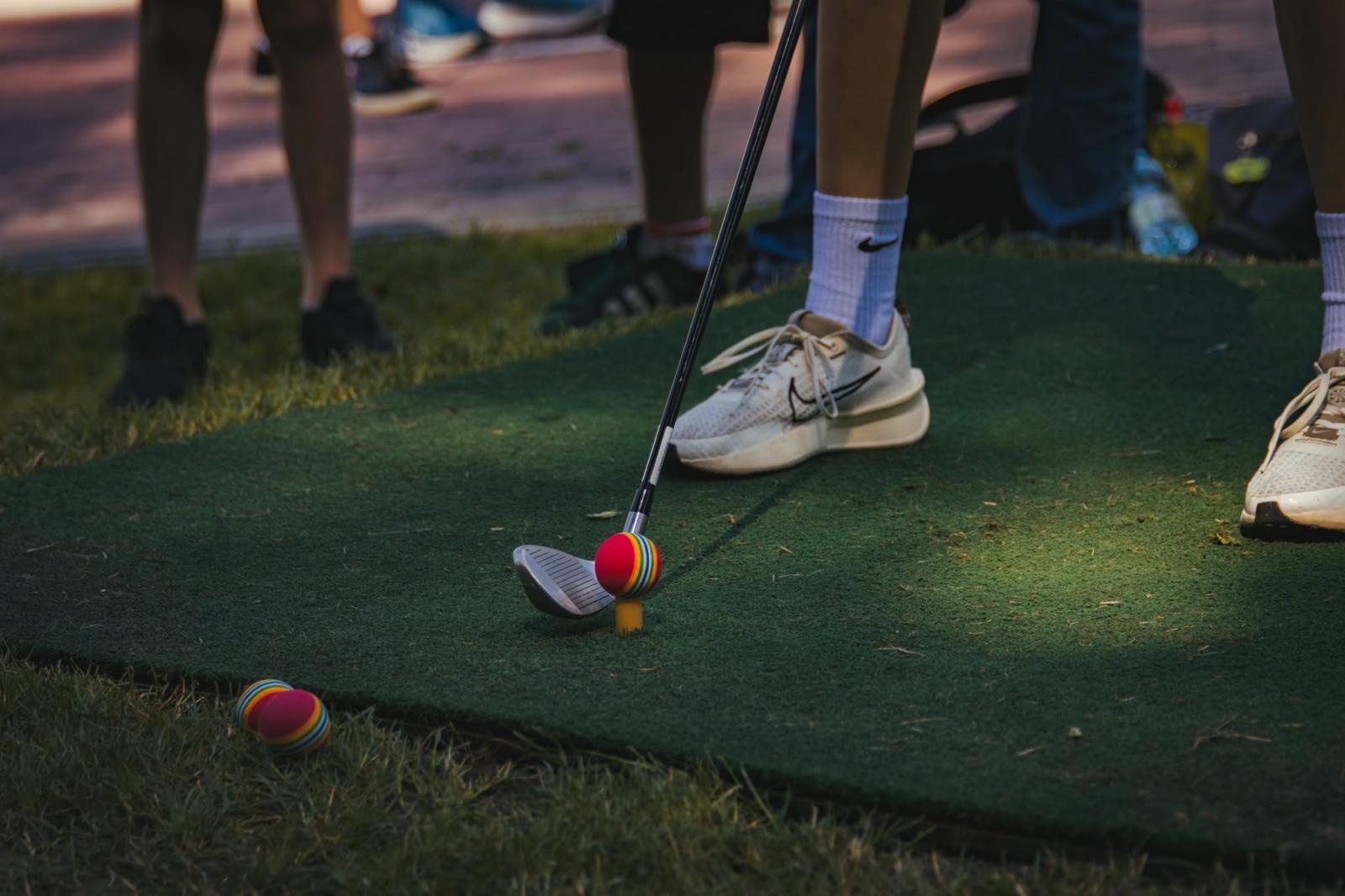 Zdjęcie w galerii na portalu naszwodzislaw.com: Golf zamiast smartfonów. Międzypokoleniowe zajęcia przyciągają młodych wodzisławian wiadomości z regionu