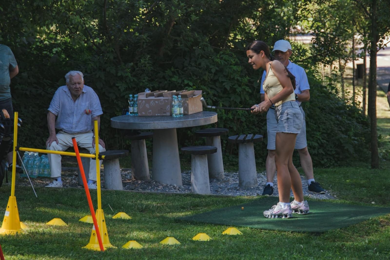 Zdjęcie w galerii na portalu naszwodzislaw.com: Golf zamiast smartfonów. Międzypokoleniowe zajęcia przyciągają młodych wodzisławian wiadomości z regionu