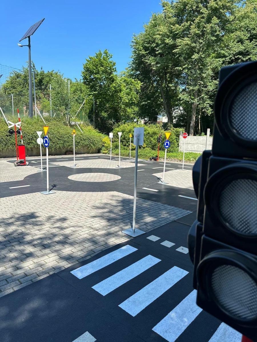 Zdjęcie w galerii na portalu naszwodzislaw.com: Miasteczka ruchu drogowego w akcji. Setki dzieci uczyły się bezpiecznej jazdy i zdawały na kartę rowerową wiadomości z regionu