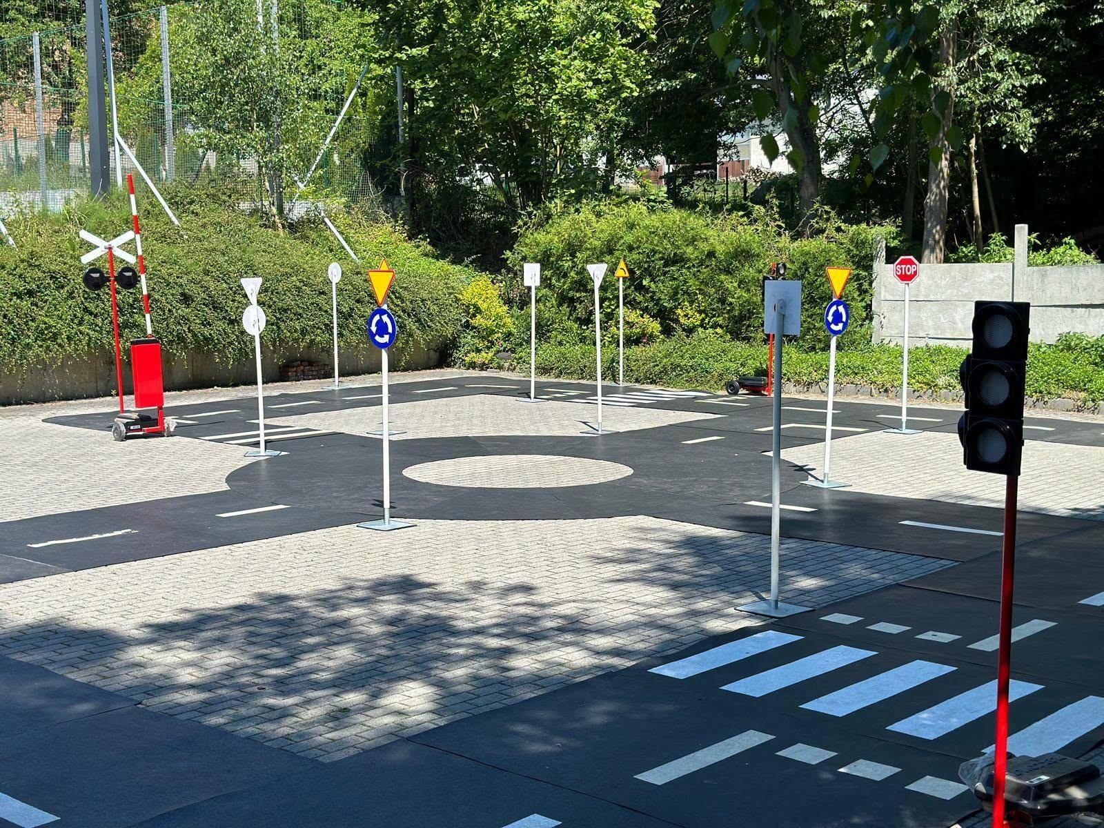 Zdjęcie w galerii na portalu naszwodzislaw.com: Miasteczka ruchu drogowego w akcji. Setki dzieci uczyły się bezpiecznej jazdy i zdawały na kartę rowerową wiadomości z regionu