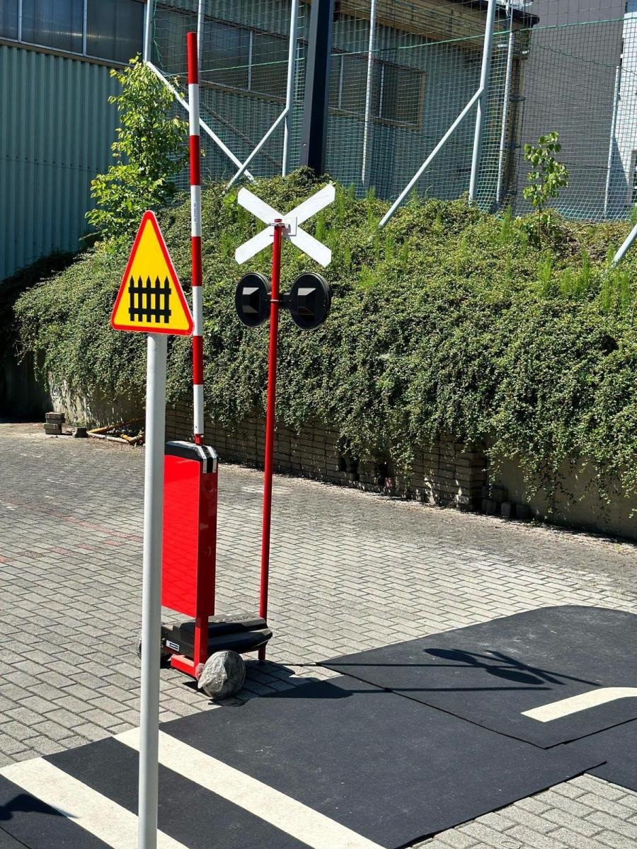 Zdjęcie w galerii na portalu naszwodzislaw.com: Miasteczka ruchu drogowego w akcji. Setki dzieci uczyły się bezpiecznej jazdy i zdawały na kartę rowerową wiadomości z regionu