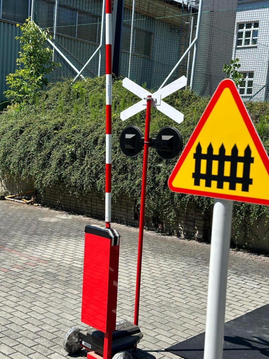 Zdjęcie w galerii na portalu naszwodzislaw.com: Miasteczka ruchu drogowego w akcji. Setki dzieci uczyły się bezpiecznej jazdy i zdawały na kartę rowerową wiadomości z regionu