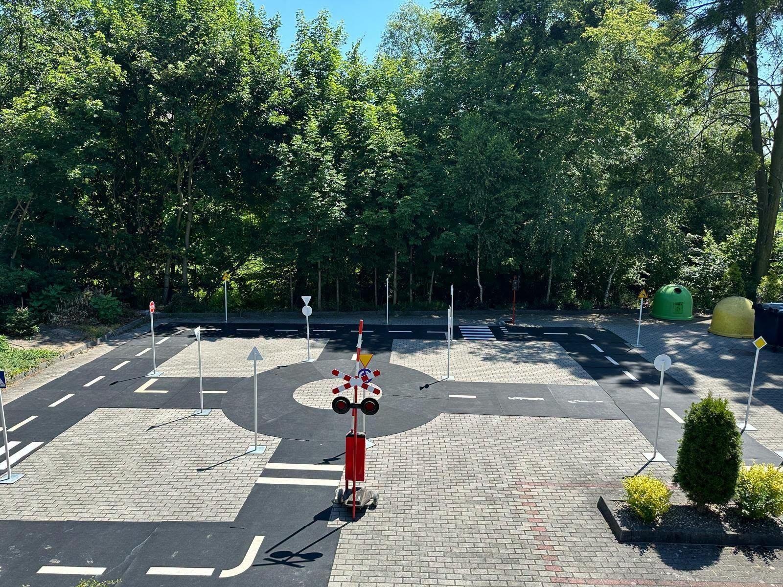 Zdjęcie w galerii na portalu naszwodzislaw.com: Miasteczka ruchu drogowego w akcji. Setki dzieci uczyły się bezpiecznej jazdy i zdawały na kartę rowerową wiadomości z regionu