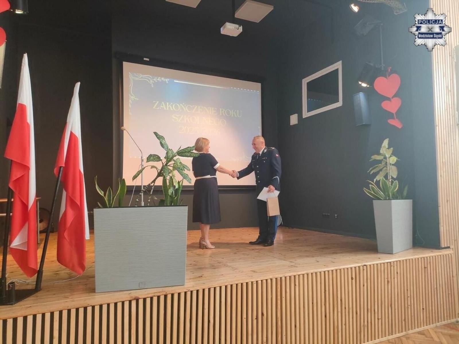 Zdjęcie w galerii na portalu naszwodzislaw.com: Komendant Policji odwiedził Skalną. Były podziękowania za współpracę i życzenia bezpiecznych wakacji wiadomości z regionu