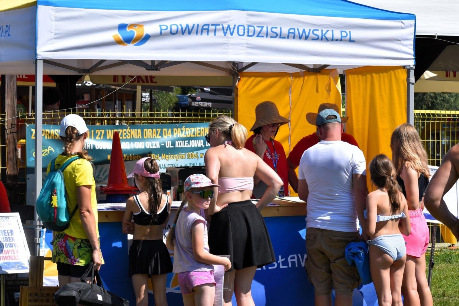 Zdjęcie w galerii na portalu naszwodzislaw.com: Bezpieczne wakacje nad wodą w Olzie. Edukacja i ratownicy w akcji podczas Festiwalu Górnej Odry wiadomości z regionu