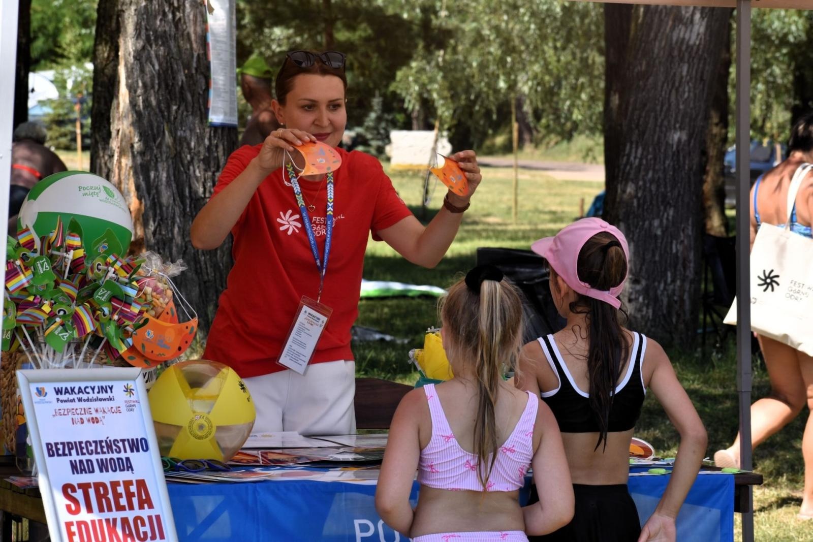 Zdjęcie w galerii na portalu naszwodzislaw.com: Bezpieczne wakacje nad wodą w Olzie. Edukacja i ratownicy w akcji podczas Festiwalu Górnej Odry wiadomości z regionu