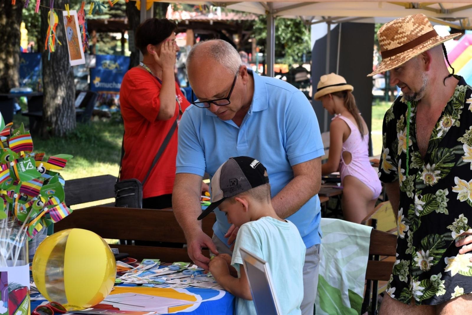 Zdjęcie w galerii na portalu naszwodzislaw.com: Bezpieczne wakacje nad wodą w Olzie. Edukacja i ratownicy w akcji podczas Festiwalu Górnej Odry wiadomości z regionu