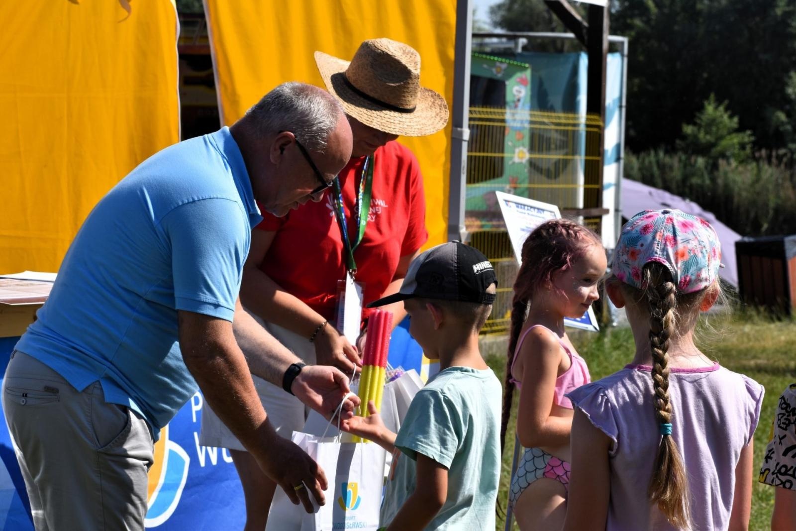 Zdjęcie w galerii na portalu naszwodzislaw.com: Bezpieczne wakacje nad wodą w Olzie. Edukacja i ratownicy w akcji podczas Festiwalu Górnej Odry wiadomości z regionu