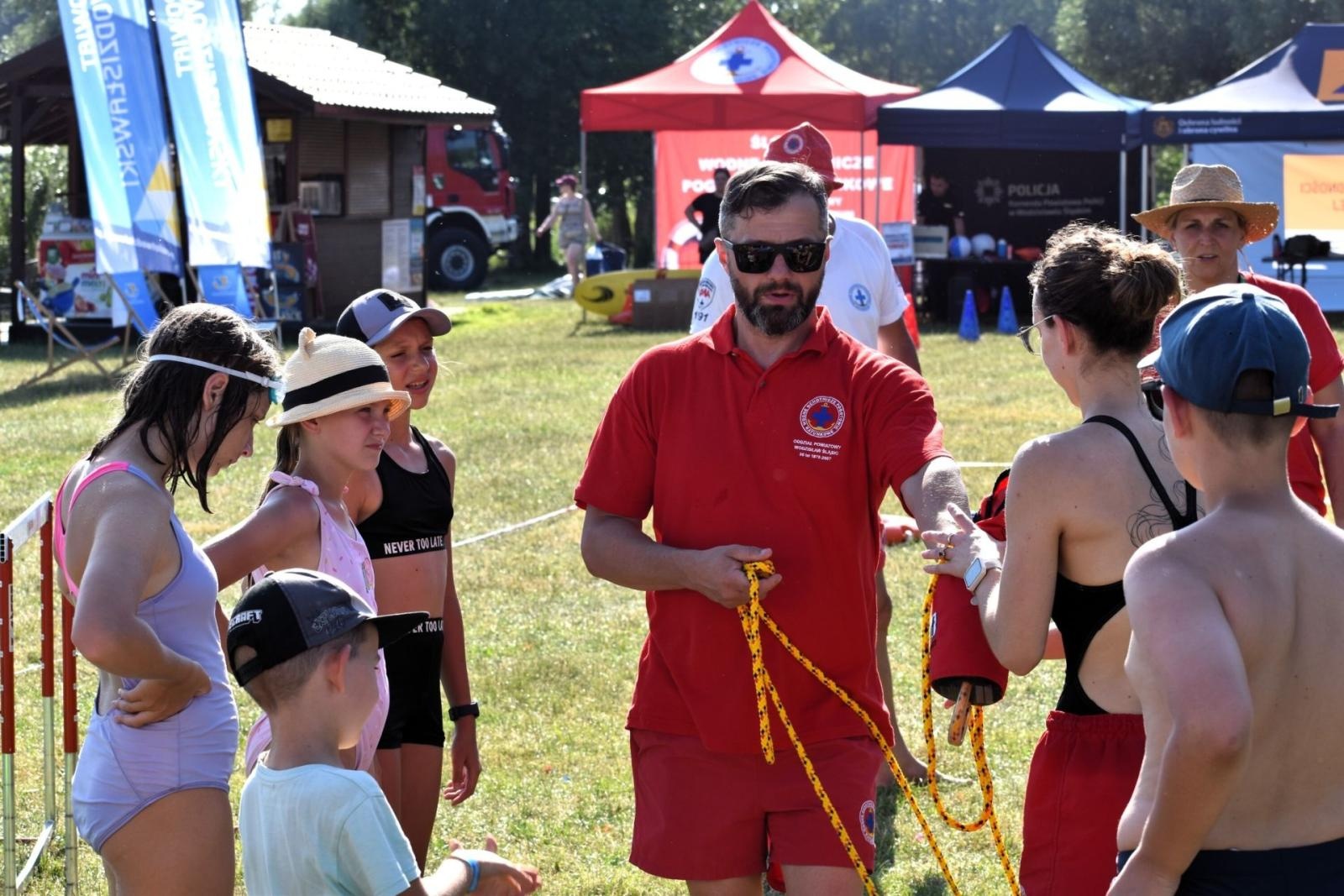 Zdjęcie w galerii na portalu naszwodzislaw.com: Bezpieczne wakacje nad wodą w Olzie. Edukacja i ratownicy w akcji podczas Festiwalu Górnej Odry wiadomości z regionu