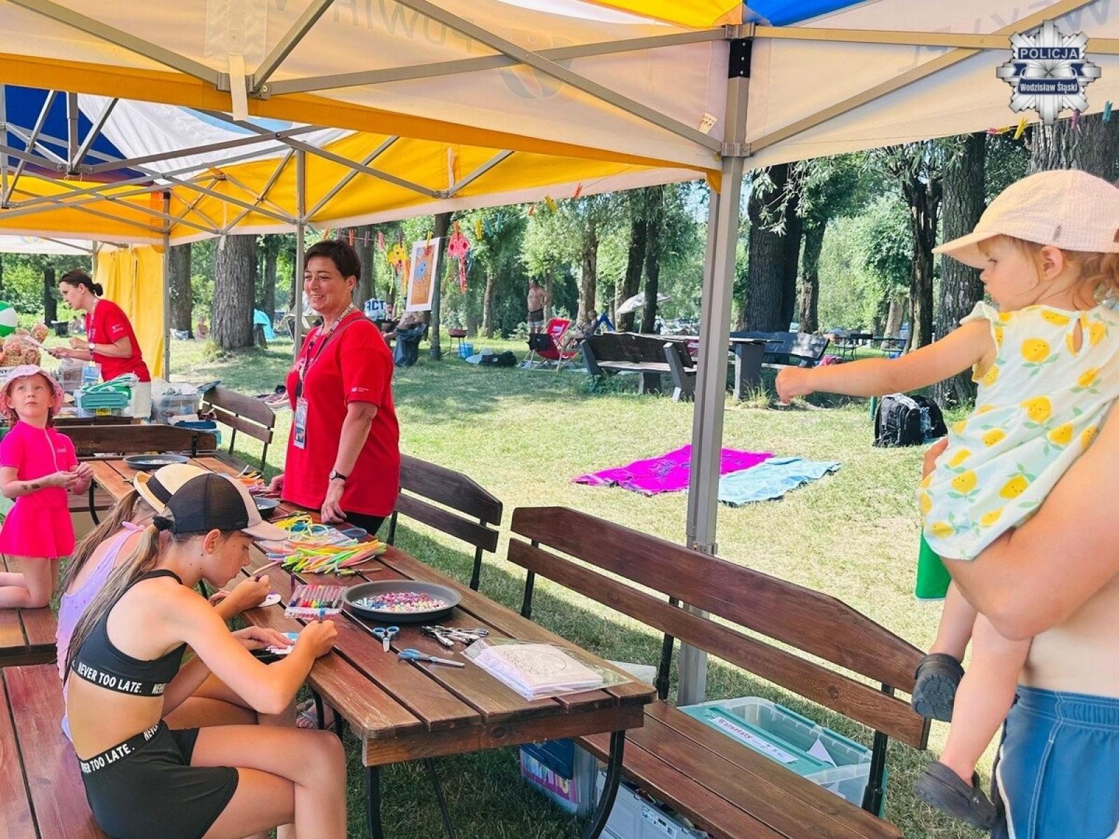 Zdjęcie w galerii na portalu naszwodzislaw.com: Bezpieczne wakacje nad wodą w Olzie. Edukacja i ratownicy w akcji podczas Festiwalu Górnej Odry wiadomości z regionu