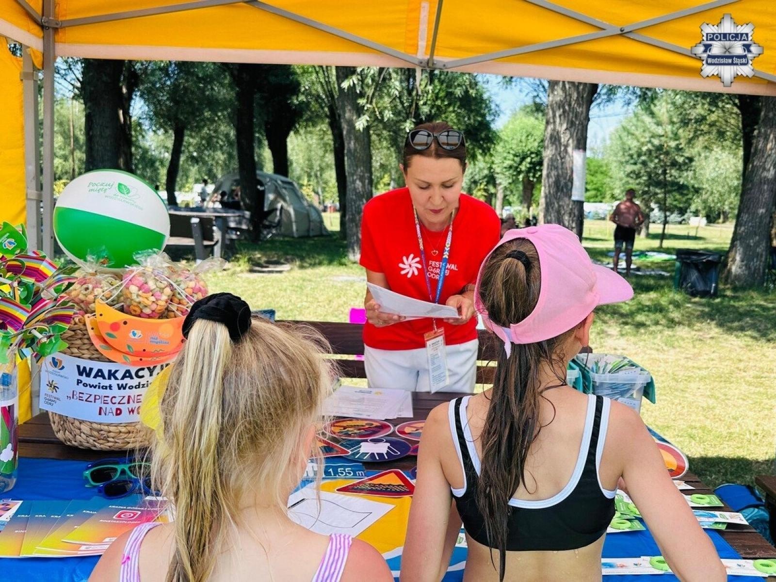 Zdjęcie w galerii na portalu naszwodzislaw.com: Bezpieczne wakacje nad wodą w Olzie. Edukacja i ratownicy w akcji podczas Festiwalu Górnej Odry wiadomości z regionu