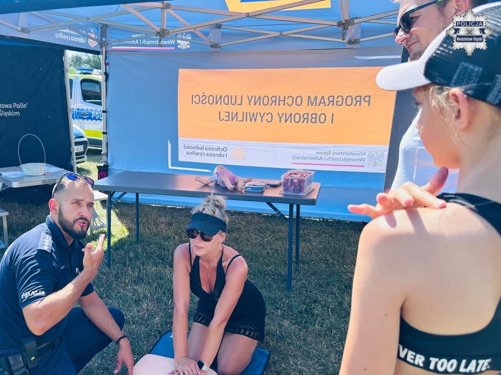 Zdjęcie w galerii na portalu naszwodzislaw.com: Bezpieczne wakacje nad wodą w Olzie. Edukacja i ratownicy w akcji podczas Festiwalu Górnej Odry wiadomości z regionu