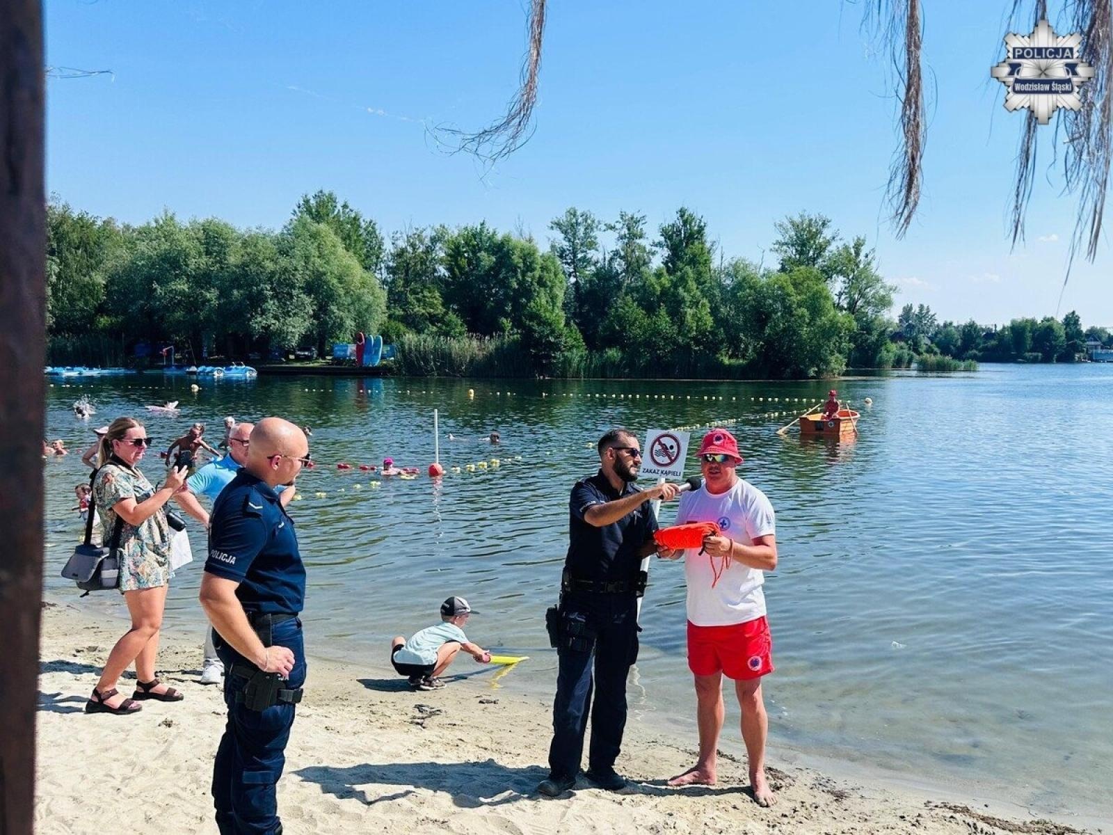 Zdjęcie w galerii na portalu naszwodzislaw.com: Bezpieczne wakacje nad wodą w Olzie. Edukacja i ratownicy w akcji podczas Festiwalu Górnej Odry wiadomości z regionu