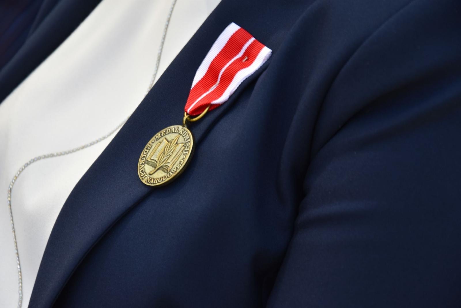 Zdjęcie w galerii na portalu naszwodzislaw.com: Prestiżowe odznaczenia dla liderów edukacji z powiatu wodzisławskiego wiadomości z regionu