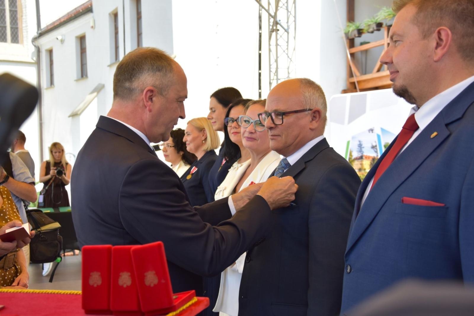 Zdjęcie w galerii na portalu naszwodzislaw.com: Prestiżowe odznaczenia dla liderów edukacji z powiatu wodzisławskiego wiadomości z regionu
