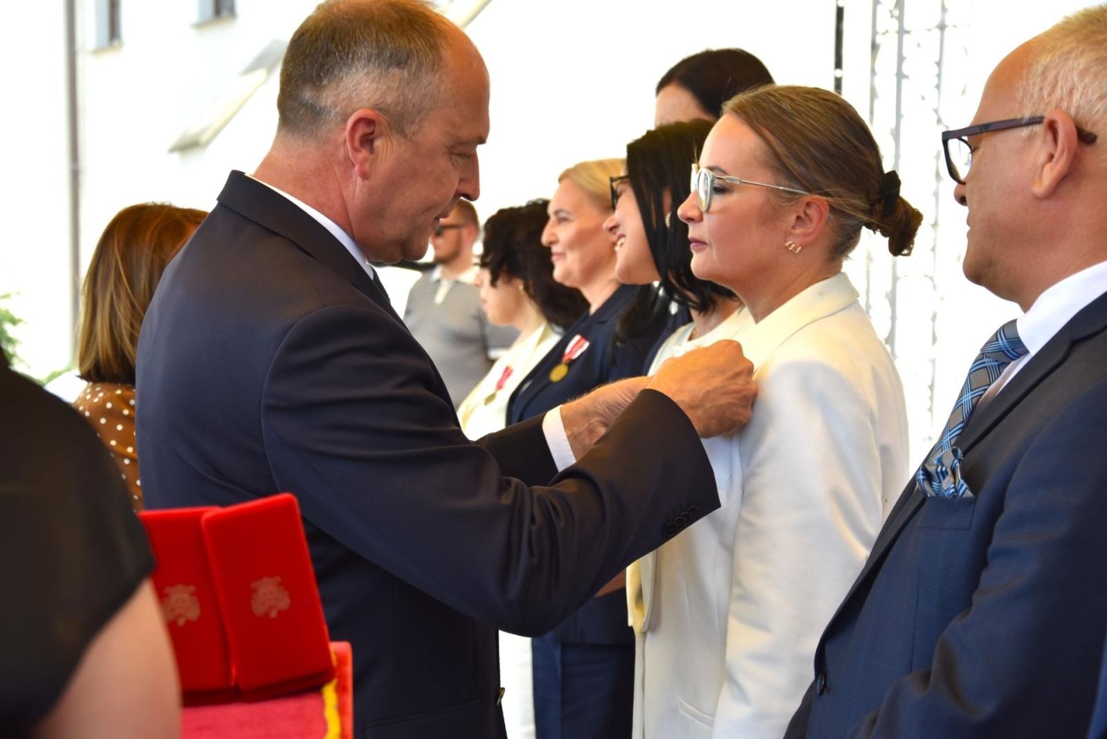 Zdjęcie w galerii na portalu naszwodzislaw.com: Prestiżowe odznaczenia dla liderów edukacji z powiatu wodzisławskiego wiadomości z regionu