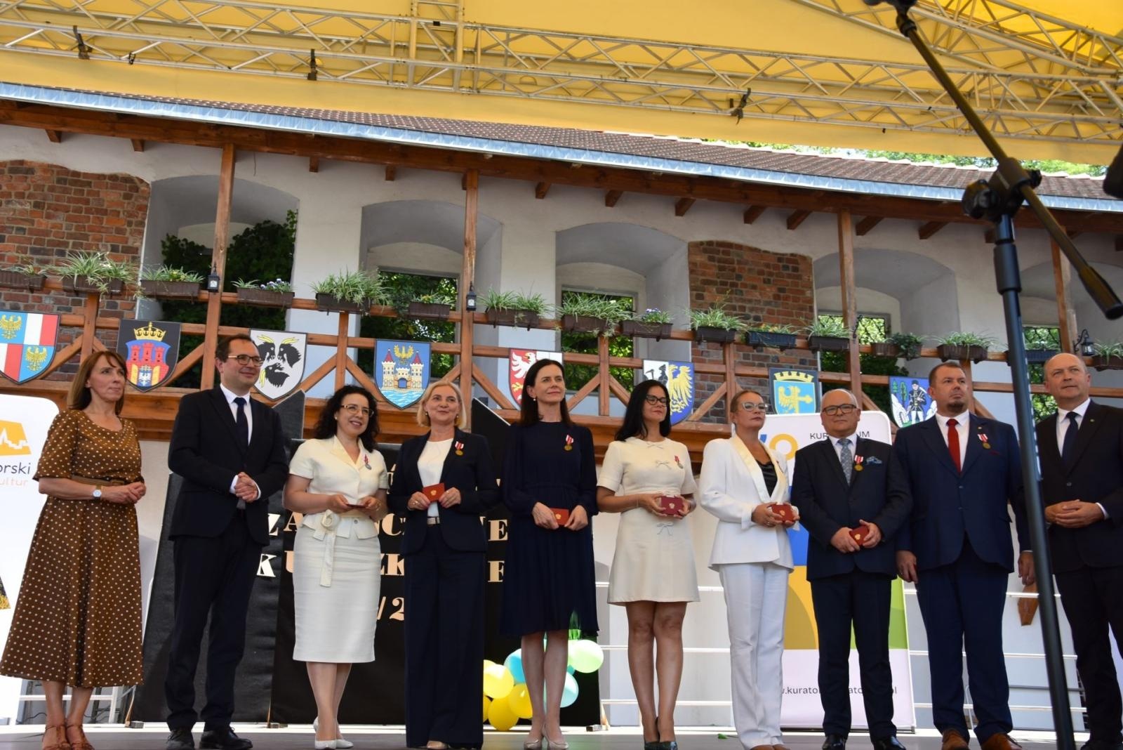 Zdjęcie w galerii na portalu naszwodzislaw.com: Prestiżowe odznaczenia dla liderów edukacji z powiatu wodzisławskiego wiadomości z regionu