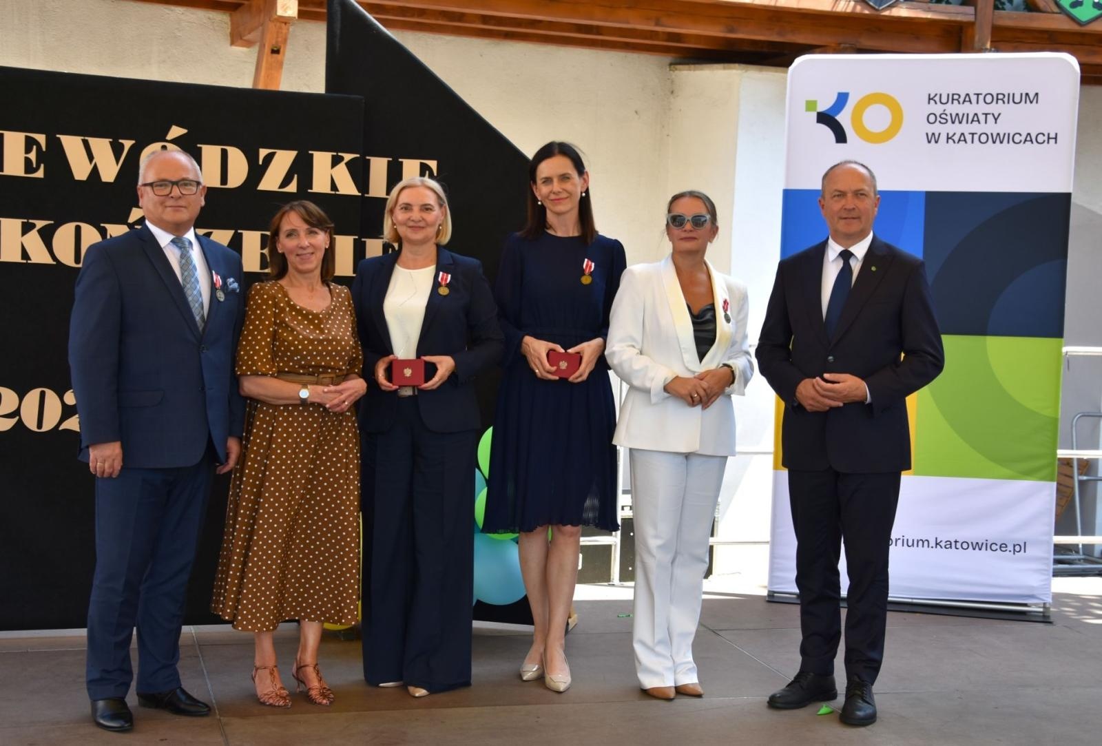 Zdjęcie w galerii na portalu naszwodzislaw.com: Prestiżowe odznaczenia dla liderów edukacji z powiatu wodzisławskiego wiadomości z regionu