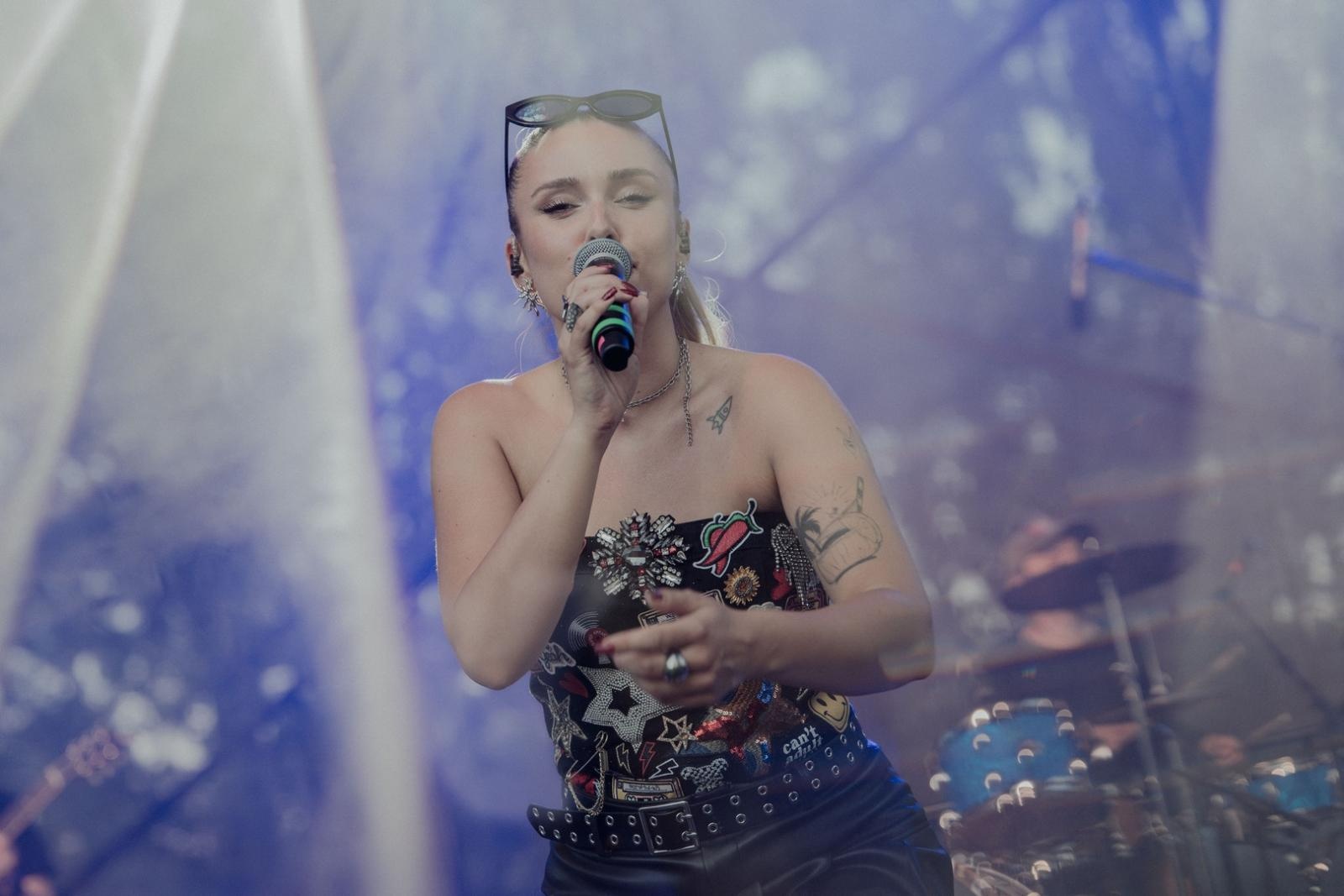 Zdjęcie w galerii na portalu naszwodzislaw.com: Muzyczne zwieńczenie ARA!Fest 2026. ROX Ostoja porwała publiczność w Parku Zamkowym wiadomości z regionu
