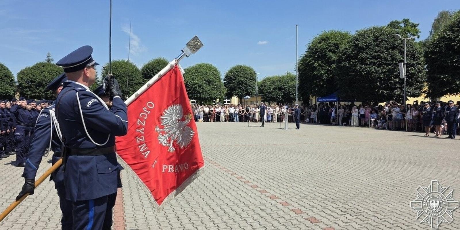 Zdjęcie w galerii na portalu naszwodzislaw.com: Nowi policjanci gotowi do służby. Zakończyli podstawowe szkolenie w Katowicach wiadomości z regionu